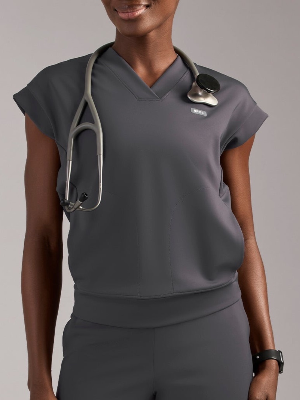 FIGS FORMx Women’s Size Small Mira Relaxed V-Neck Branded Scrub Top in Charcoal